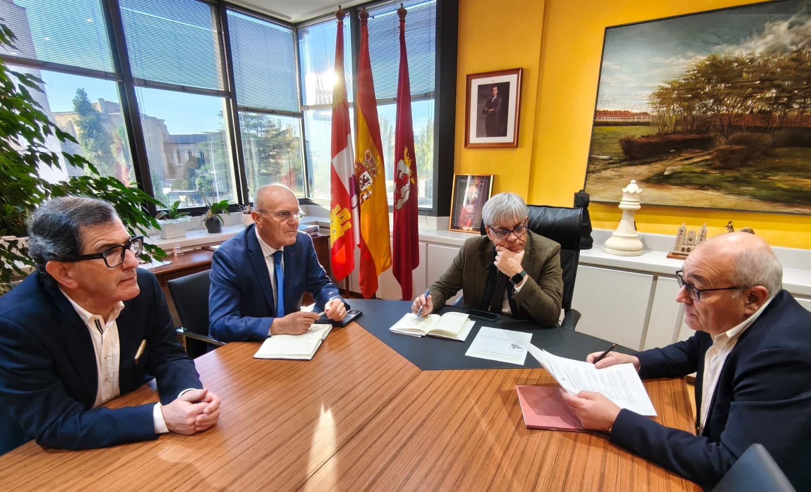 La Junta y COLPROLeón analizan las infraestructuras claves de la provincia y apuestan por reforzar los servicios esenciales